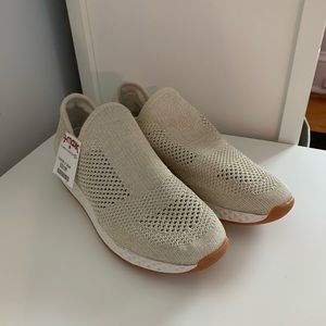 NWT Gold sneakers / TJ Maxx. Womens 8 true to size